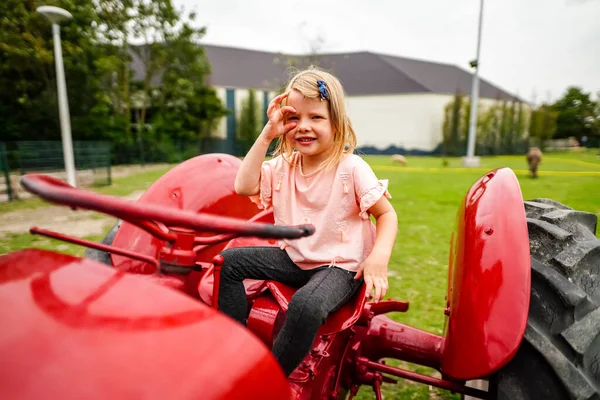 小女孩玩红色大玩具车 — 图库照片