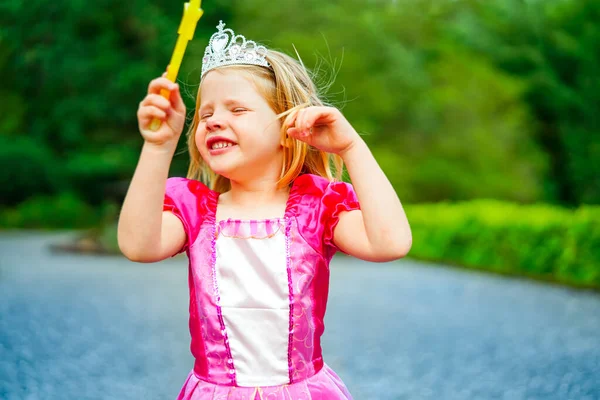 Nettes Mädchen Als Prinzessin Mit Rosa Kleid Und Krone Gekleidet — Stockfoto
