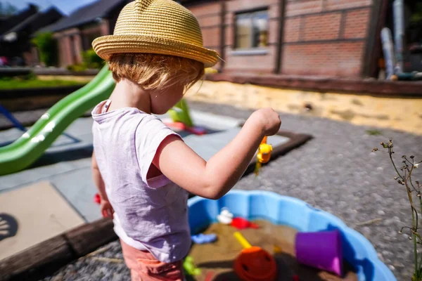 Kleines Mädchen Auf Spielplatz — Stockfoto