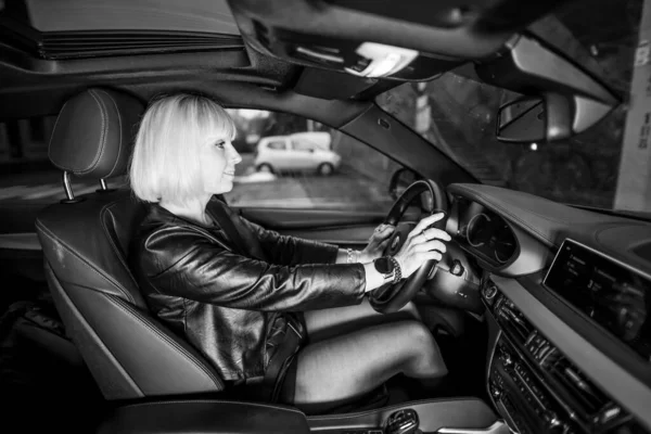 Portrait Noir Blanc Belle Femme Blonde Voiture Sur Parking — Photo