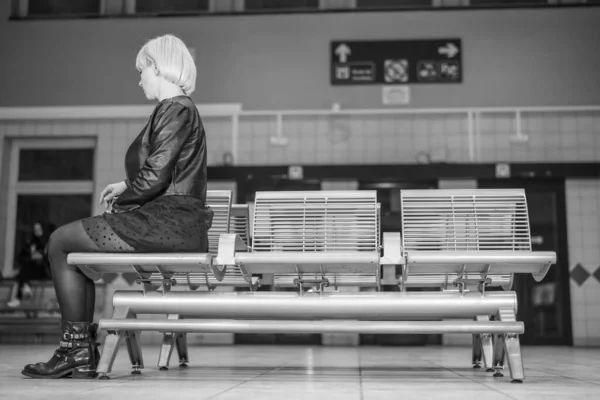 Schwarz Weiß Porträt Einer Jungen Frau Die Auf Einer Bank — Stockfoto