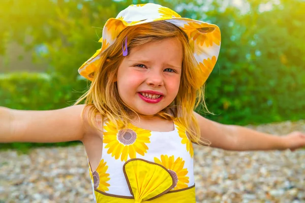 Porträt Eines Süßen Kleinen Mädchens Einem Sommerpark — Stockfoto