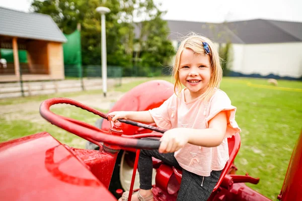 Kleines Mädchen Spielt Mit Großem Roten Spielzeugauto — Stockfoto