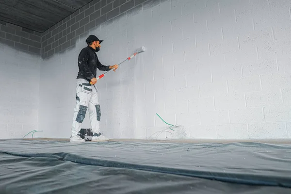 Man Het Algemeen Schilderen Een Industriële Muur Met Witte Acrylverf — Stockfoto