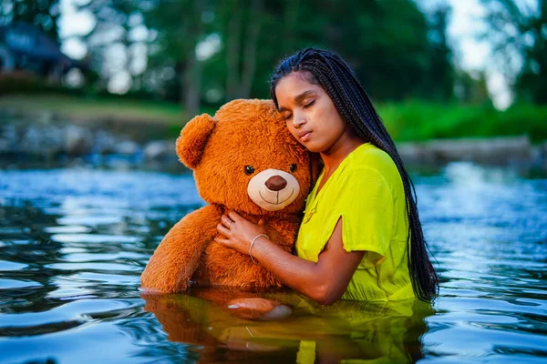 Schöne Junge Frau Posiert Flusswasser Mit Einem Teddybär — Stockfoto