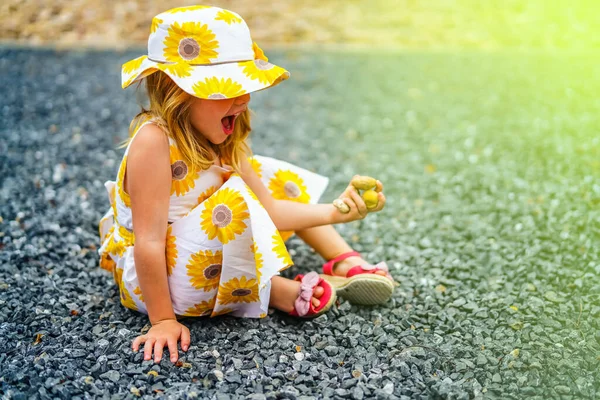 Nettes Jähriges Blondes Mädchen Das Einem Garten Spazieren Und Spielen — Stockfoto