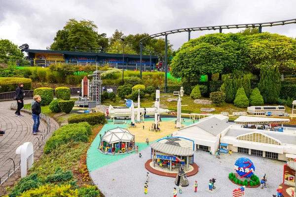 WINDSOR, BİRLİK KINGDOM - 12 HAZİRAN 2020 - Miniland 'daki turistler ve çocuklar, dünyanın dört bir yanındaki Legoland tema parkındaki anıtları ve şehirleri resmeden 40 milyon Lego tuğlasından oluşan bir minyatür park