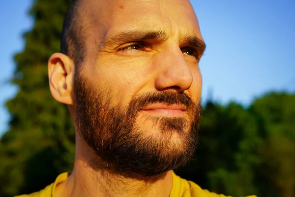 Retrato Homem Bonito Com Barba Bigode Dia Ensolarado — Fotografia de Stock