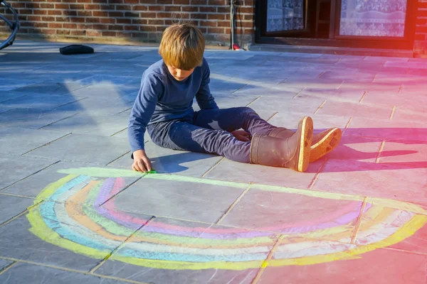 Jähriger Blonder Junge Zeichnet Während Der Sperrung Einen Regenbogen Mit — Stockfoto