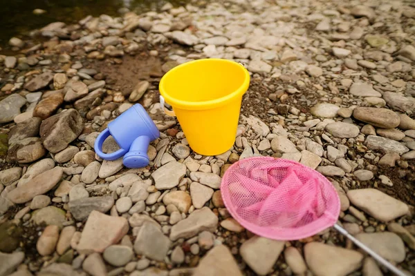 Рыболовные Снасти Маленькие Пластиковые Игрушки Полив Банка Ведро Гальке — стоковое фото