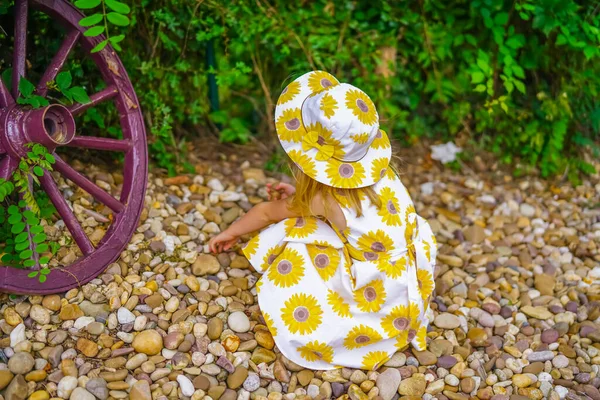 可爱的4岁金发女孩在花园散步和玩耍 穿着夏日向日葵裙 — 图库照片