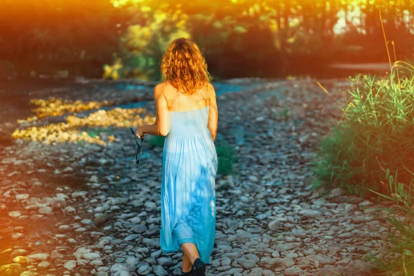 Vista Trasera Hermosa Mujer Joven Vestido Caminando Parque Verano —  Fotos de Stock