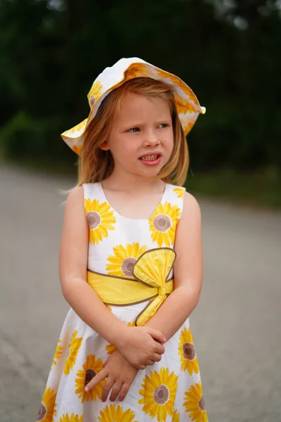 一个戴着一顶黄色帽子的可爱小女孩的画像 — 图库照片