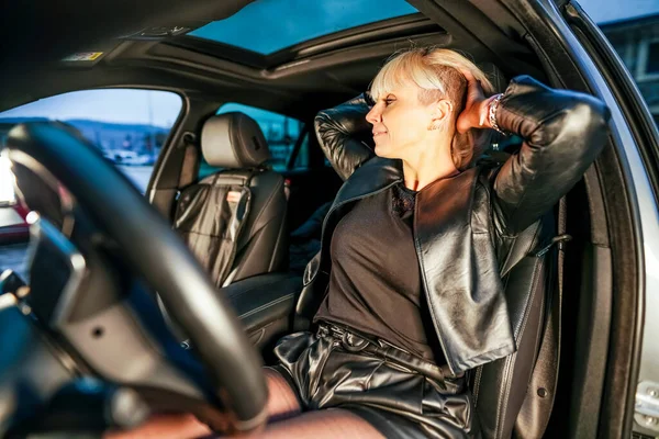 Business Frau in Auto Taxi, Rosa gegerbtes Leder Anzug, glücklich