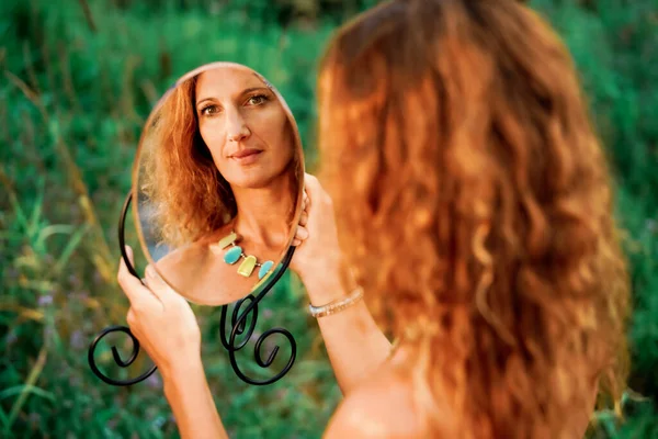 Jeune Femme Rousse Tenant Petit Miroir Rond Regardant Son Propre — Photo