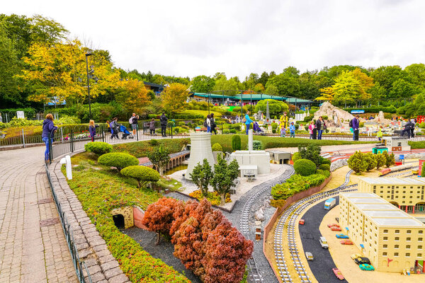 WINDSOR, UNITED KINGDOM - 12 ЯНВАРЯ 2020 - Туристы и дети в Миниленде, миниатюрный парк, состоящий из 40 миллионов кирпичей LEGO, изображающих памятники и города со всего мира в тематическом парке Legoland