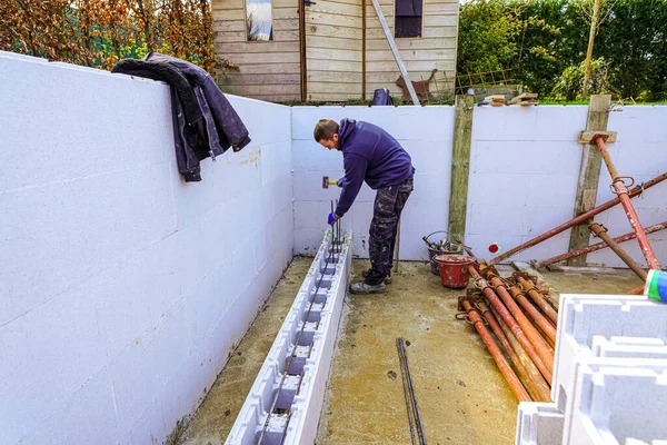 Trabalhador Que Trabalha Num Estaleiro Construção — Fotografia de Stock