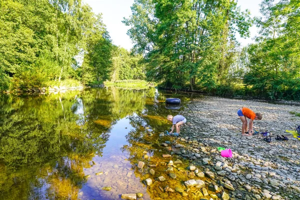 興奮して幸せな子供たちが川で遊んだりリラックスしたり — ストック写真