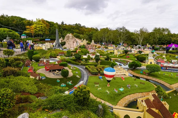 WINDSOR, BİRLİK KINGDOM - 12 HAZİRAN 2020 - Miniland 'daki turistler ve çocuklar, dünyanın dört bir yanındaki Legoland tema parkındaki anıtları ve şehirleri resmeden 40 milyon Lego tuğlasından oluşan bir minyatür park