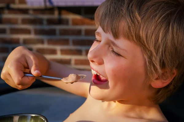 Niño Comiendo Helado Casa — Foto de Stock