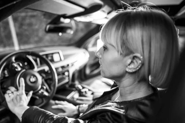 Black White Portrait Beautiful Blonde Woman Car Parking Lot — Stock Photo, Image