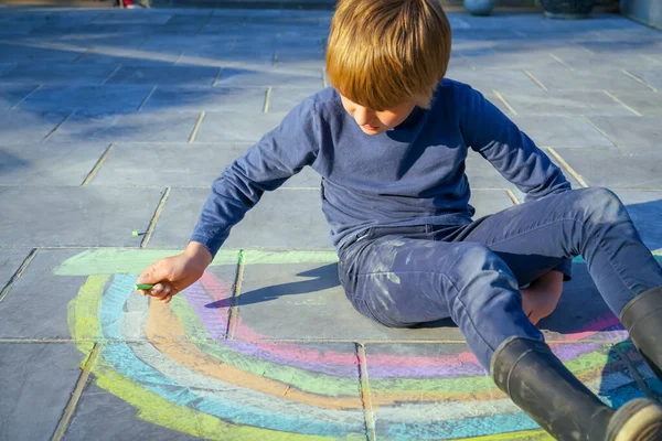 Junge Zeichnet Mit Kreide Auf Straße — Stockfoto