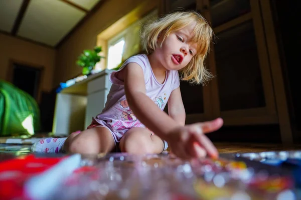 Niña Jugando Con Juguete Juego — Foto de Stock