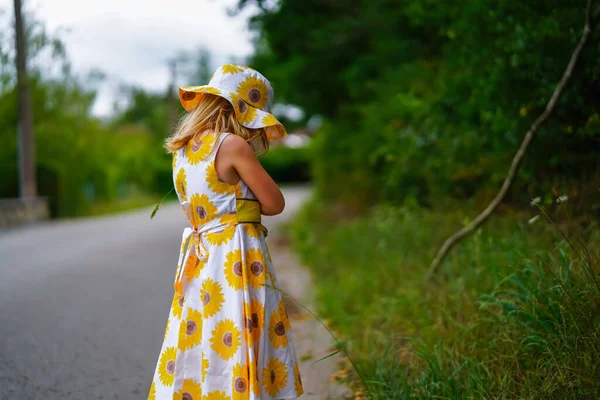 Linda Chica Rubia Años Caminando Jugando Cerca Hierba Usando Vestido —  Fotos de Stock