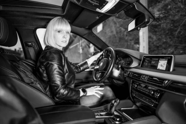 Black White Portrait Beautiful Blonde Woman Car Parking Lot — Stock Photo, Image