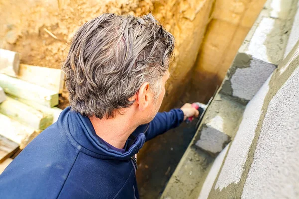 Bouwvakker Die Cement Met Spatel Aanbrengt Stockfoto