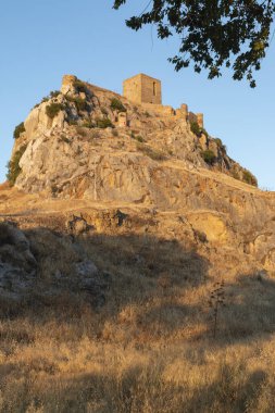 Endülüs 'ün güneyindeki bir kasabada, dağdaki antik bir şato.