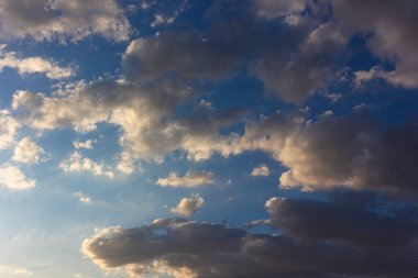 Güney Endülüs, İspanya 'da bulutlarla dolu mavi gökyüzü