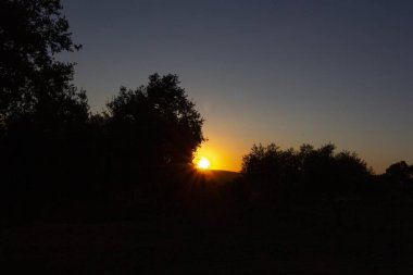 Güney Endülüs, İspanya 'da sarı, kırmızı ve mavi renklerle aydınlatılmış gün batımı