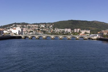 İspanya 'nın kuzeyindeki Galiçya' da nehir üzerinde köprü