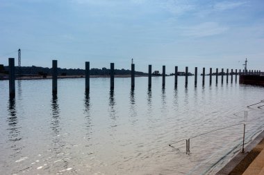 Akdeniz 'deki tuzlu su havuzu, kışın, dalgasız ve bulutlu mavi gökyüzü. Kasım 'da Barselona İspanya.