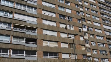 İspanya, Barselona 'da bir binanın pencere ve balkonları