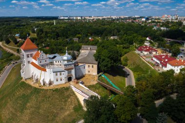 Grodno, Belarus 'taki eski şatonun üst manzarası. Grodno şehrindeki eski şatonun yeniden inşası devam ediyor.