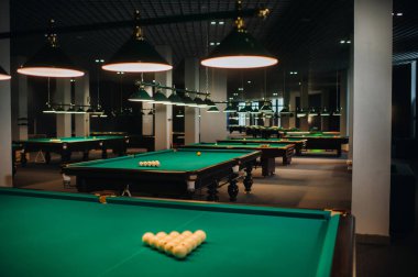 Yeşil yüzeyi ve topları bilardo kulübünde olan bilardo masası.