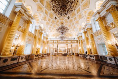 Rusya, Tsaritsyno 'daki Büyük Saray. Tsaritsyno Parkı Moskova 'nın en önemli turistik yerlerinden biridir. Yazın eski Tsaritsyn kompleksinin güzel manzarası.