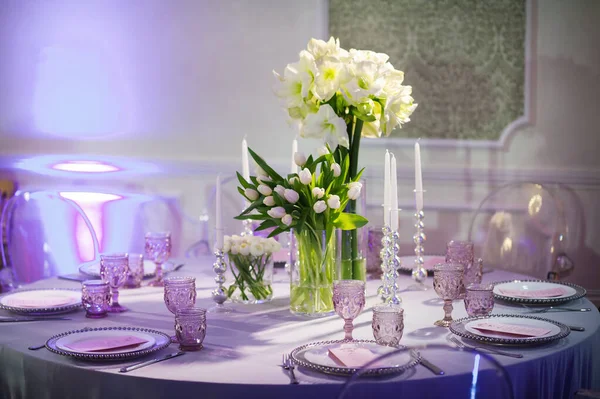 Dekoration Eines Festlichen Abendessens Mit Lilien Und Tulpenblumen Auf Dem — Stockfoto