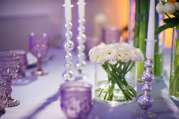 Dekoration Des Festlichen Abendessens Mit Blumen Auf Dem Hochzeitstisch Inneren — Stockfoto