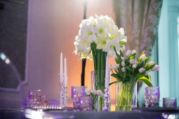 Dekoration Eines Festlichen Abendessens Mit Lilienblumen Auf Dem Hochzeitstisch Inneren — Stockfoto