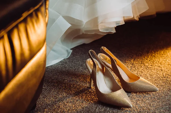 신부는 신발을 결혼식 사항이요 — 스톡 사진