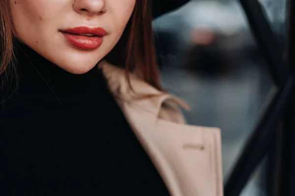 Gros plan des lèvres d'une fille en manteau beige. Mode de rue féminine. Vêtements d'automne. — Photo