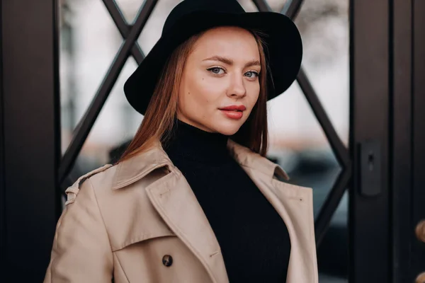 Jeune Femme Élégante Manteau Beige Avec Chapeau Noir Dans Une — Photo