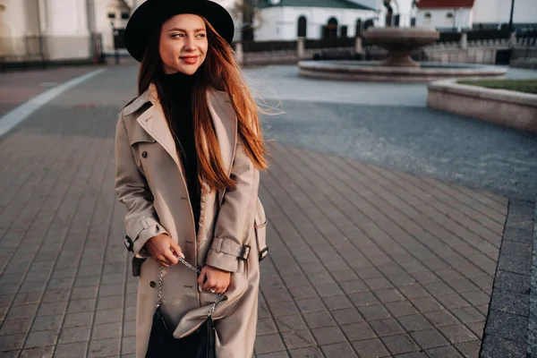 Jeune Femme Élégante Manteau Beige Avec Chapeau Noir Dans Une — Photo