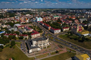Grodno, Belarus şehir merkezinin üst manzarası. Kırmızı kiremitli çatısı, şatosu ve opera evi olan tarihi merkez..