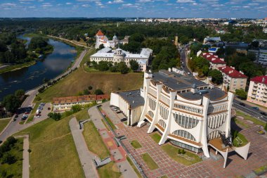 Grodno şehir merkezinin ve Beyaz Opera binasının en üst manzarası, Belarus. Şehrin tarihi merkezi. Kırmızı kiremit çatılı, şatolu ve opera binalı.
