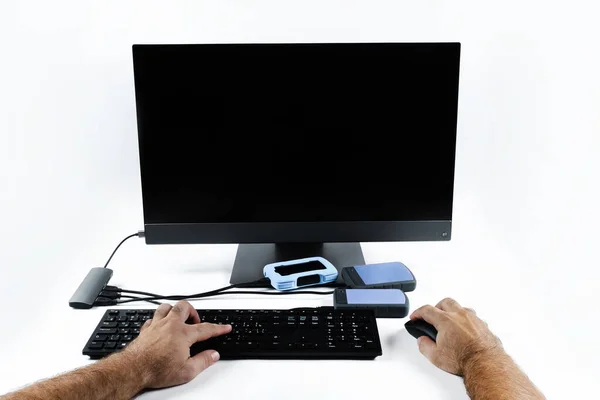 Una Persona Trabaja Una Computadora Presionando Teclado Sosteniendo Ratón Sobre —  Fotos de Stock