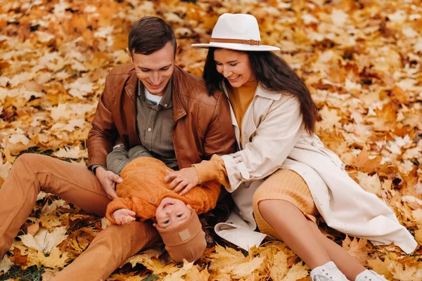 Père et mère avec fils marchant dans le parc d'automne. Promenades en famille à l'automne doré dans un parc naturel. — Photo
